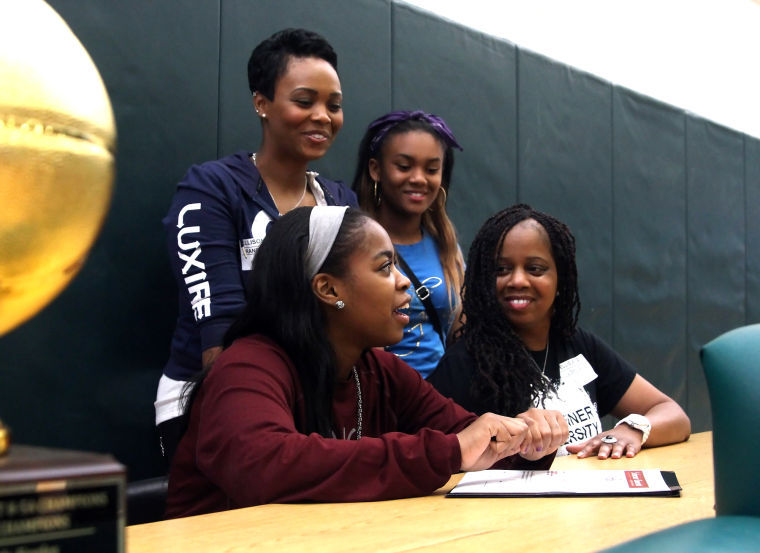 Ellison's Simmons signs with Schreiner